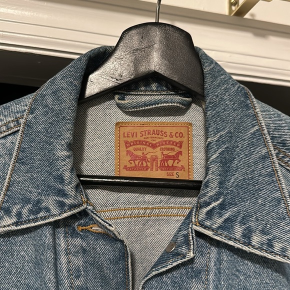 Levi’s Ex-Boyfriend Trucker Jacket (Light Wash in Small) - Picture 2 of 6
